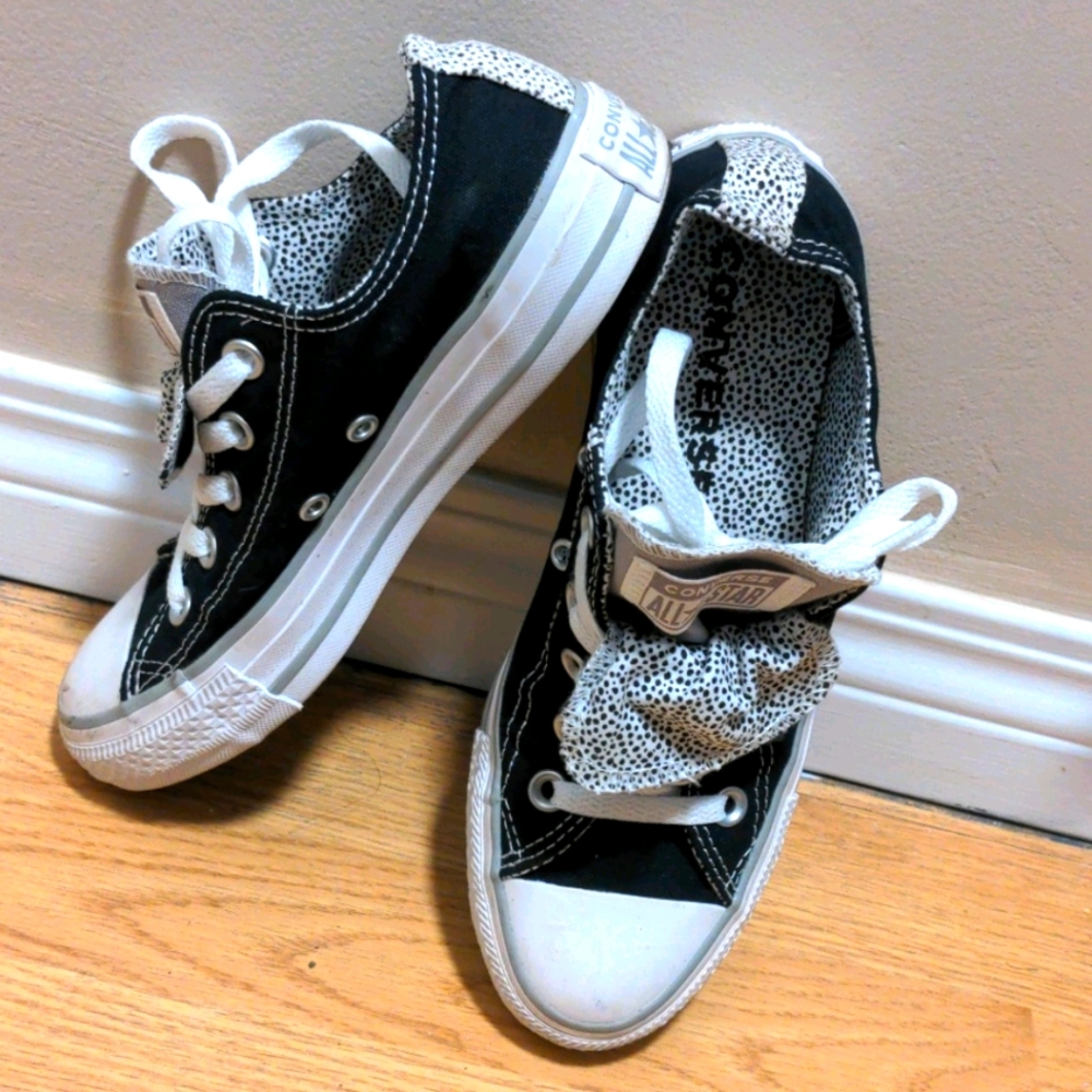 Grey and spotted double tongued converse